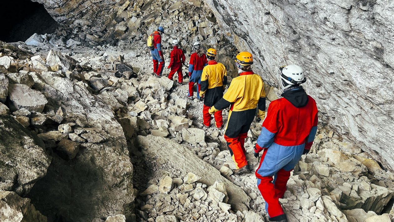 Höhlentour durch die Schluchten des Bregenzerwaldes Eine Gruppe von Menschen in Schutzkleidung machen eine Höhlentour durch die Schluchten des Bregenzerwaldes © Julian Schmelzinger - Aktivzentrum Bregenzerwald