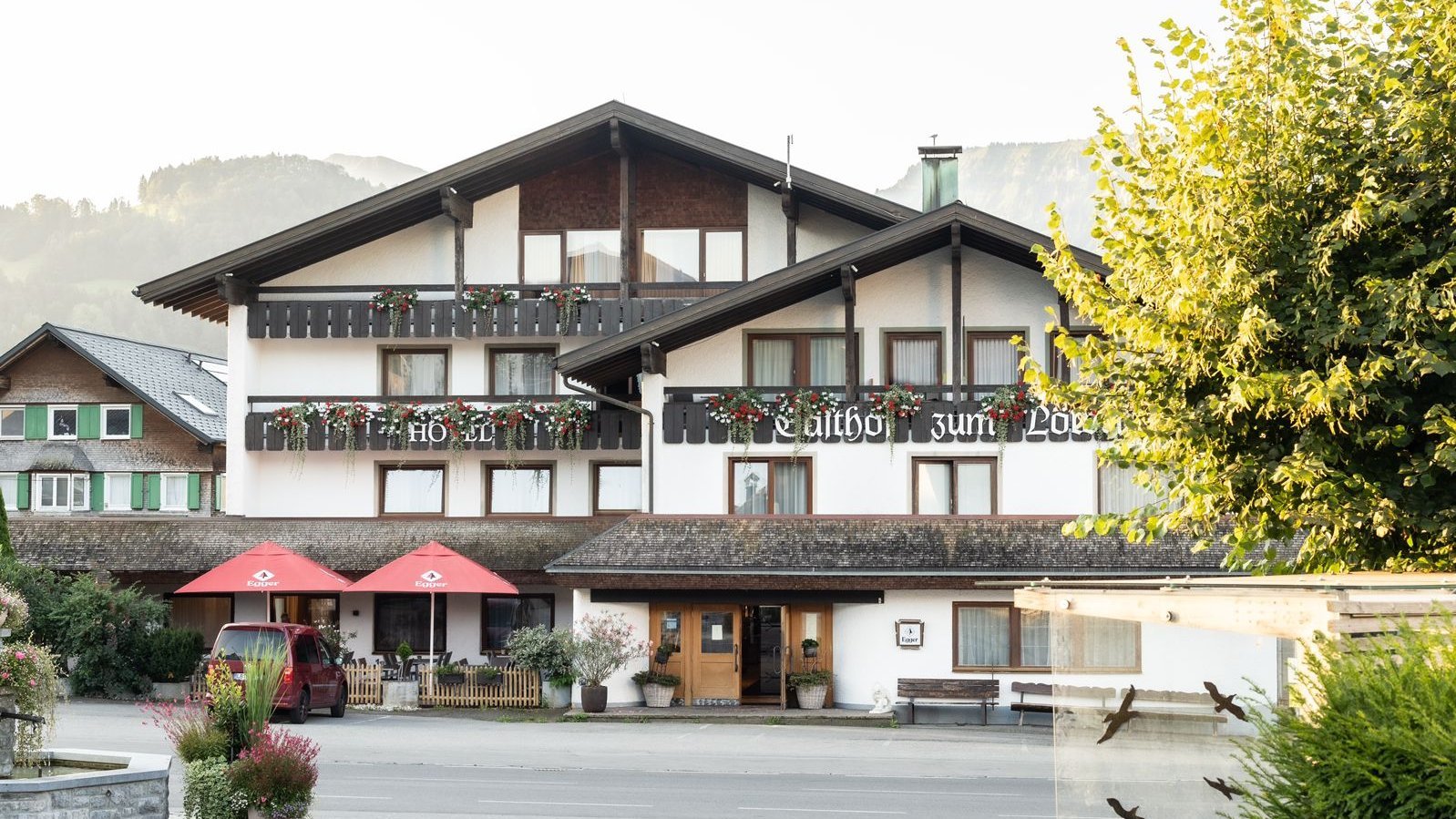 Traditionelles Alpengasthaus Gemütliches Hotel mit Blumenschmuck und rustikaler Architektur in malerischer Umgebung
