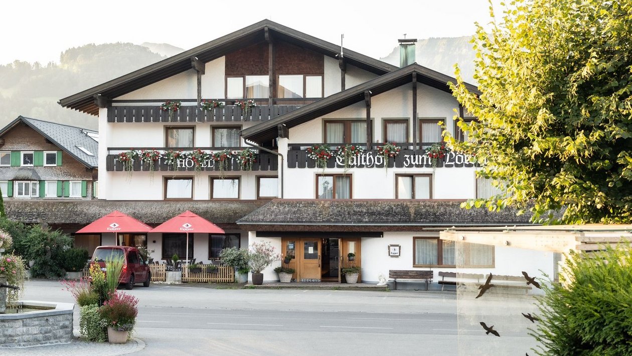 Traditionelles Alpengasthaus Gemütliches Hotel mit Blumenschmuck und rustikaler Architektur in malerischer Umgebung